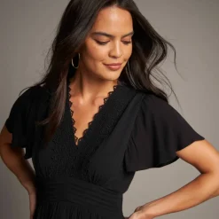 Robe longue en crépon et macramé