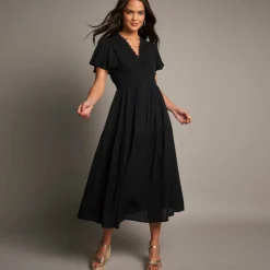 Robe longue en crépon et macramé