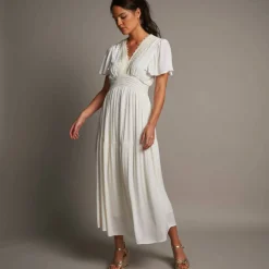 Robe longue en crépon et macramé