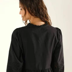 Robe manches 3/4, détails en broderie anglaise