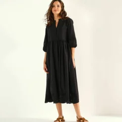 Robe manches 3/4, détails en broderie anglaise