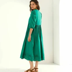 Robe manches 3/4, détails en broderie anglaise
