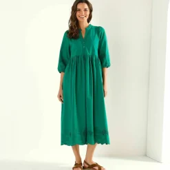 Robe manches 3/4, détails en broderie anglaise