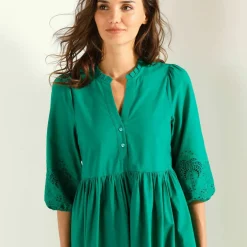 Robe manches 3/4, détails en broderie anglaise