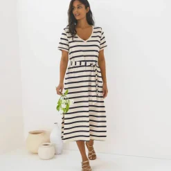 Robe mi-longue ceinturée col V, maille rayée
