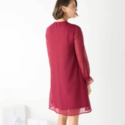 Robe unie à plis, voile plumetis