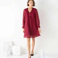 Robe unie à plis, voile plumetis