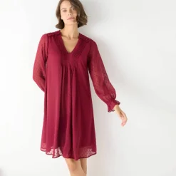 Robe unie à plis, voile plumetis