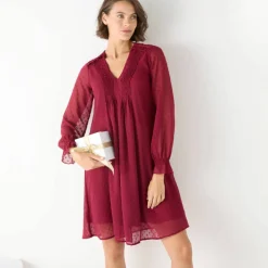 Robe unie à plis, voile plumetis