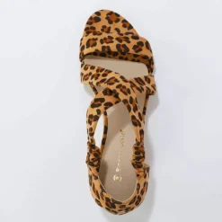 Sandales compensées élastiquées motif léopard