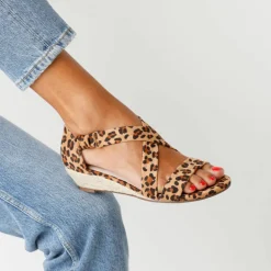 Sandales compensées élastiquées motif léopard