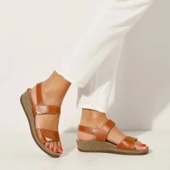 Sandales scratchées largeur confort en cuir