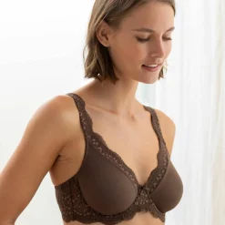 Soutien-gorge bonnets moulés microfibre et dentelle, avec armatures