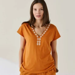 T-shirt brodé col V fantaisie