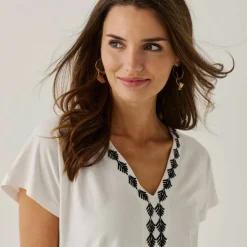 T-shirt brodé col V fantaisie