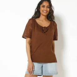 T-shirt à col fendu élastiqué, manches coude en dentelle