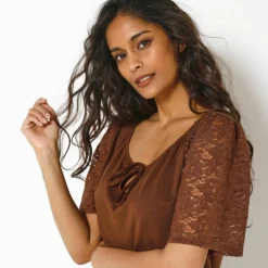 T-shirt à col fendu élastiqué, manches coude en dentelle