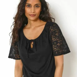 T-shirt à col fendu élastiqué, manches coude en dentelle