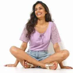 T-shirt à col fendu élastiqué, manches coude en dentelle
