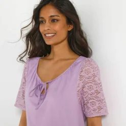 T-shirt à col fendu élastiqué, manches coude en dentelle