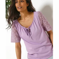 T-shirt à col fendu élastiqué, manches coude en dentelle