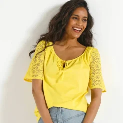 T-shirt à col fendu élastiqué, manches coude en dentelle