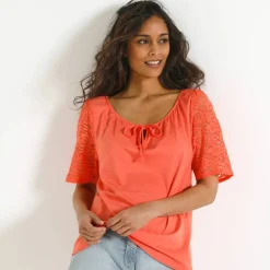 T-shirt à col fendu élastiqué, manches coude en dentelle