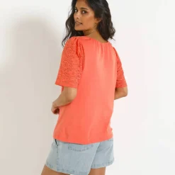 T-shirt à col fendu élastiqué, manches coude en dentelle