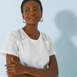T-shirt col rond manches courtes, détail broderie anglaise