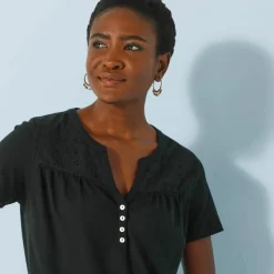 T-shirt col tunisien manches courtes, broderie anglaise