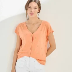 T-shirt col V boutonné imprimé cerises dorées