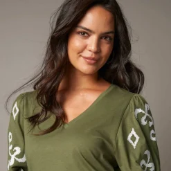 T-shirt col V en coton, manches brodées