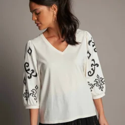 T-shirt col V en coton, manches brodées
