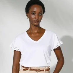T-shirt col V manches courtes, détails broderie anglaise