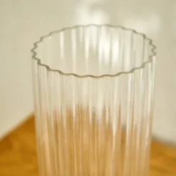 Vase en verre strié