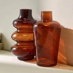 Vase ondulé en verre ambré
