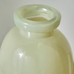 Vase sable en verre semi-opaque