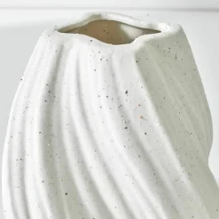 Vase twisté en porcelaine blanche mouchetée